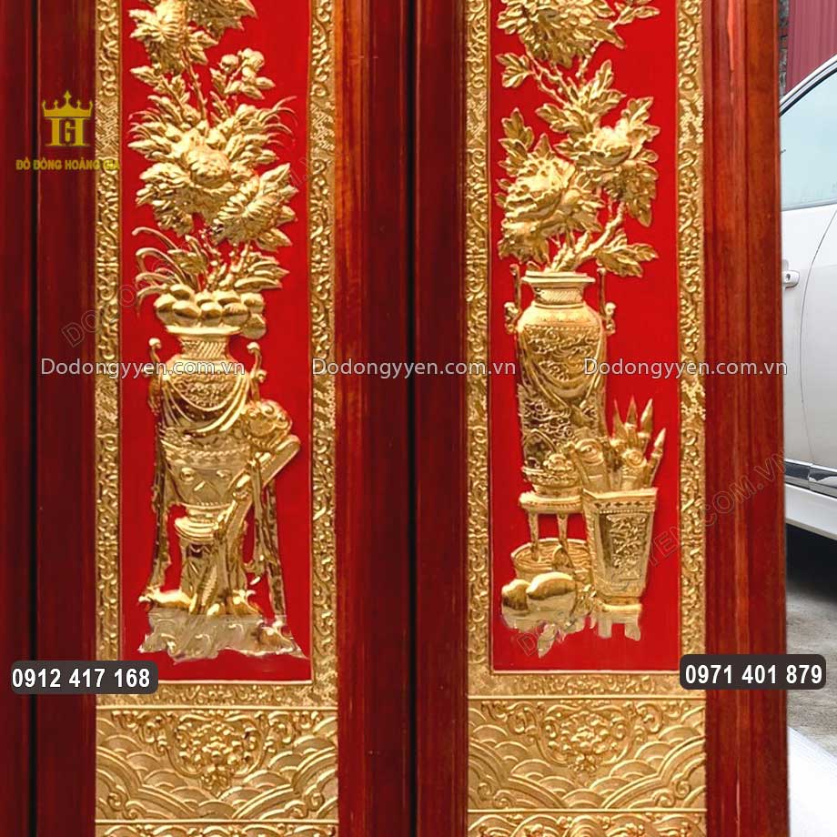Nền tranh được sơn đỏ v&ocirc; c&ugrave;ng nổi bật
